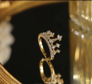 Pierścionek damski w kształcie korony z cyrkoniami średnica 20,3 cm