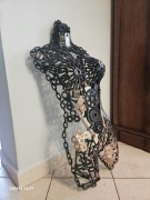 Płaskorzeźba stalowa tors kobiety 