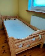 Łóżko sosnowe, księżyc i gwiazdeczki