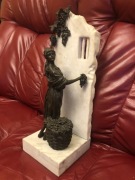 Kobieta zbierająca winogron z brązu na marmurze 