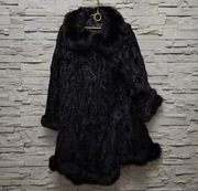Czarny płaszczyk z naturalnego futra karakuł z obszyciem z lisa 