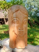 Rzeźba, głowa kobiety. Porządki w starym domu. 