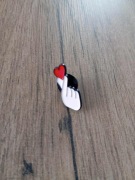 Przypinka, broszka z sercem z palców (finger heart) 