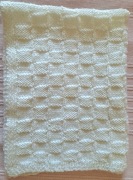 Biała, ciepła, robiona ręcznie narzutka na wózek dziecięcy 