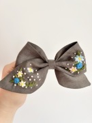 Lniana spinka haftowana kokardka