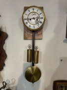 Zabytkowy mechaniczny zegar wiszący z wahadłem 