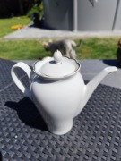 Porcelanowy dzbanek biały złocenia 1 L+ mlecznik