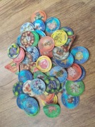 64x sztuki Pokemon Tazos 3D, Taz 2, Tri (trójkąty) - kapsle, tazosy