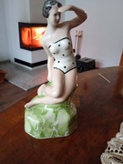 Figurka dziewczyny na skale