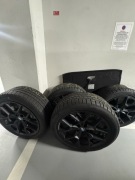 Komplet19-calowe felgi aluminiowe BMW M Performance+opony zimowe Pirelli P0