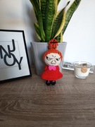 Szydełkowy brelok zawieszka grzeczna mała Mi z rączkami do tyłu 