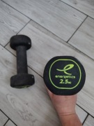 Dwa hantelki o wadze 2,5 kg każdy – idealne do treningu