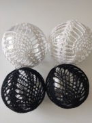 Bombki  czarne i białe szydełkowe