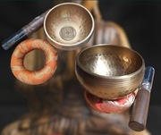 Dwie misy tybetańskie, miski medytacyjne grające dźwiękowe tonacja E5 i G5