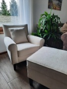 Elegancki  fotel klubowy oraz pufa.