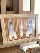 Obraz z błękitnym niebem za oknem