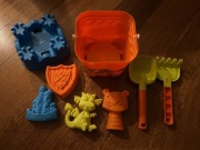 Duży zestaw do zabawy w piasku: wiaderko sitko łopatka grabki foremki