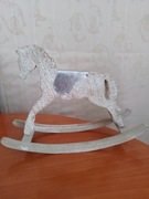 Konik na biegunach z drewna 