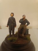 Skala 1:35 ręcznie malowane dwie figurki na podstawce