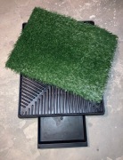 Mata trawa z tacą dla psa