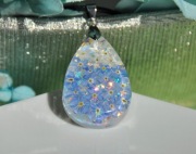 Wisiorek z niezapominajkami. Biżuteria z żywicy.