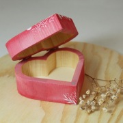 Ręcznie malowana szkatułka serce – romantyczny, unikatowy upominek