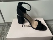 Czarne zamszowe szpilki Deezee