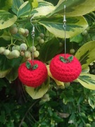 Kolczyki jabłka wykonane na szydełku 