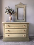 Komoda z lustrem pomalowana farbami Annie Sloan odcieniami oliwki.