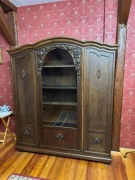 * Elegancka biblioteka neobarokowa z łukowym zwieńczeniem, przeszklona*