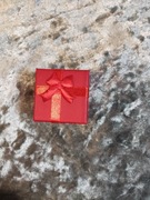 Pudełko czerwone na biżuterię pierścionek zaręczynowy lub inne okazje