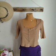 Beżowa prążkowana bluzka Stradivarius M – crop top, guziki