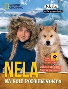 Nela na kole podbiegunowym z mapą Nela mała reporterka