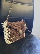 Torebka ręcznie pleciona.