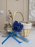 Koszyk wielkanocny ozdobny z kwiatami i kokardą