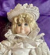 Porcelanowa lalka kolekcjonerska