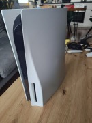 PlayStation 5 z napędem- trzy pady, pilot, stacja ładująca, stan bdb