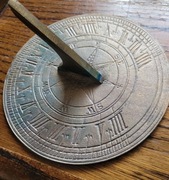 Stary zegar mosiężny słoneczny 