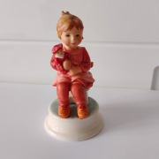 Figurka porcelanowa Goebel W. Germany „Lisbeth med docka”, wys. – 14cm