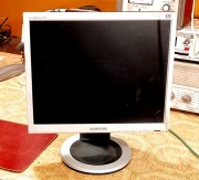 Monitor Samsung 18 cali obracany i podnoszony