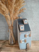 Drewniany domek szary dekoracja