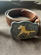 Pas skórzany z tłoczeniem w gałęzie i klamra ze złotym koniem