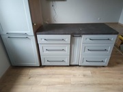 meble kuchenne szare z czarnym blatem + zlew