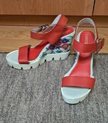 Sandałki damskie skórzane na koturnie LASOCKI rozmiar 38 