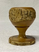 Ciekawy drewniany kieliszek na jajko