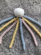 Meduza pluszak maskotka kolorowa miś na szydełku 