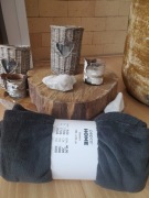 duży koc z szarego polaru