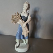 Figurka porcelanowa, żniwiarka, sygnowana GDR