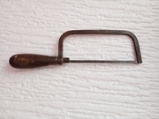 Stara, ręczna piła z drewnianym uchwytem 