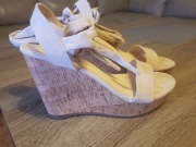 Sandałki na koturnie